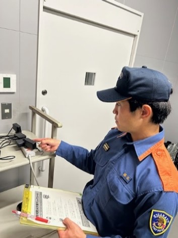 コンセントを点検している消防職員