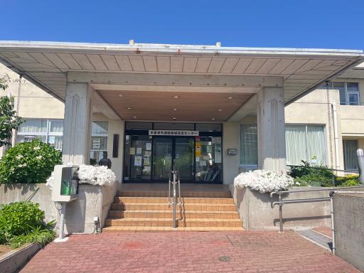 白を基調とした外壁で、入り口前には花壇が設置されている2階建ての波岡地域交流センターの外観写真