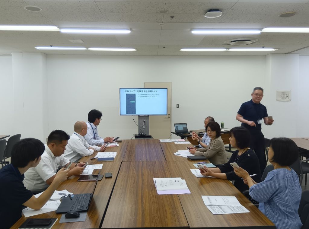 地区担当職員のリーダー達が、危険個所の登録要領を訓練している様子
