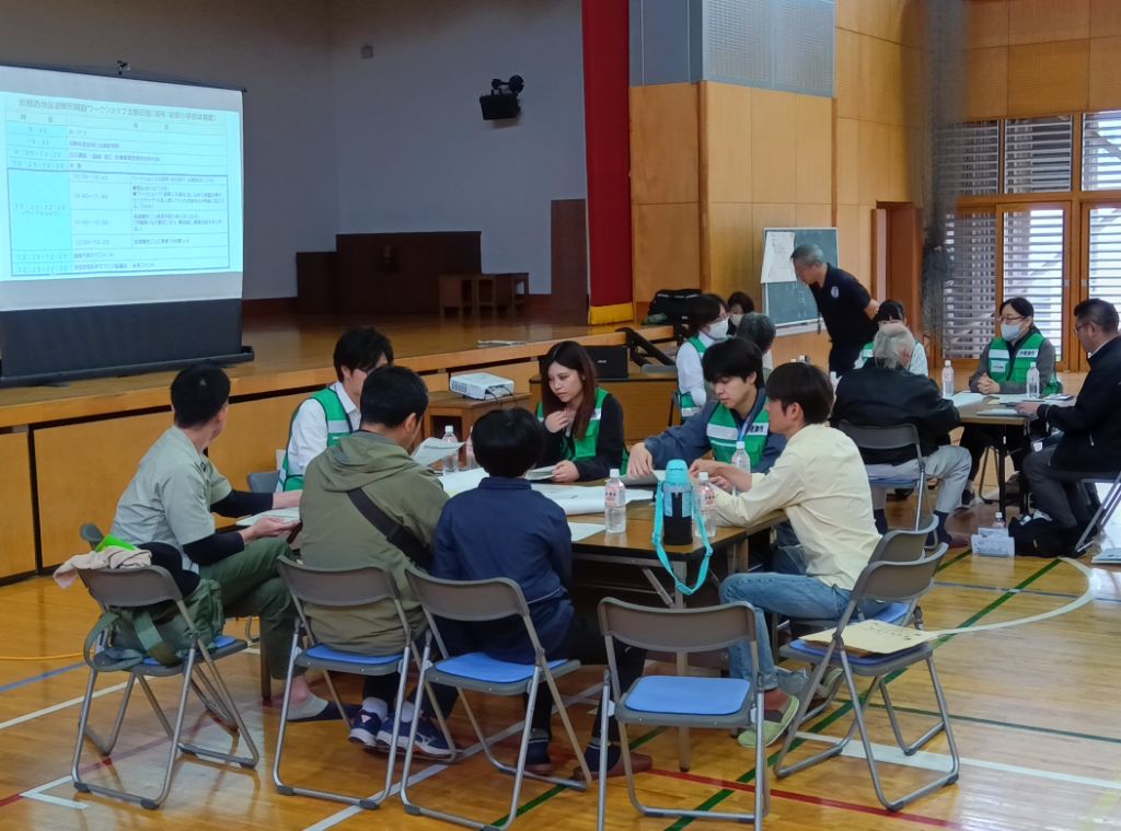 市の職員と地域の方々で避難所開設ワークショップに取り組んでいる様子