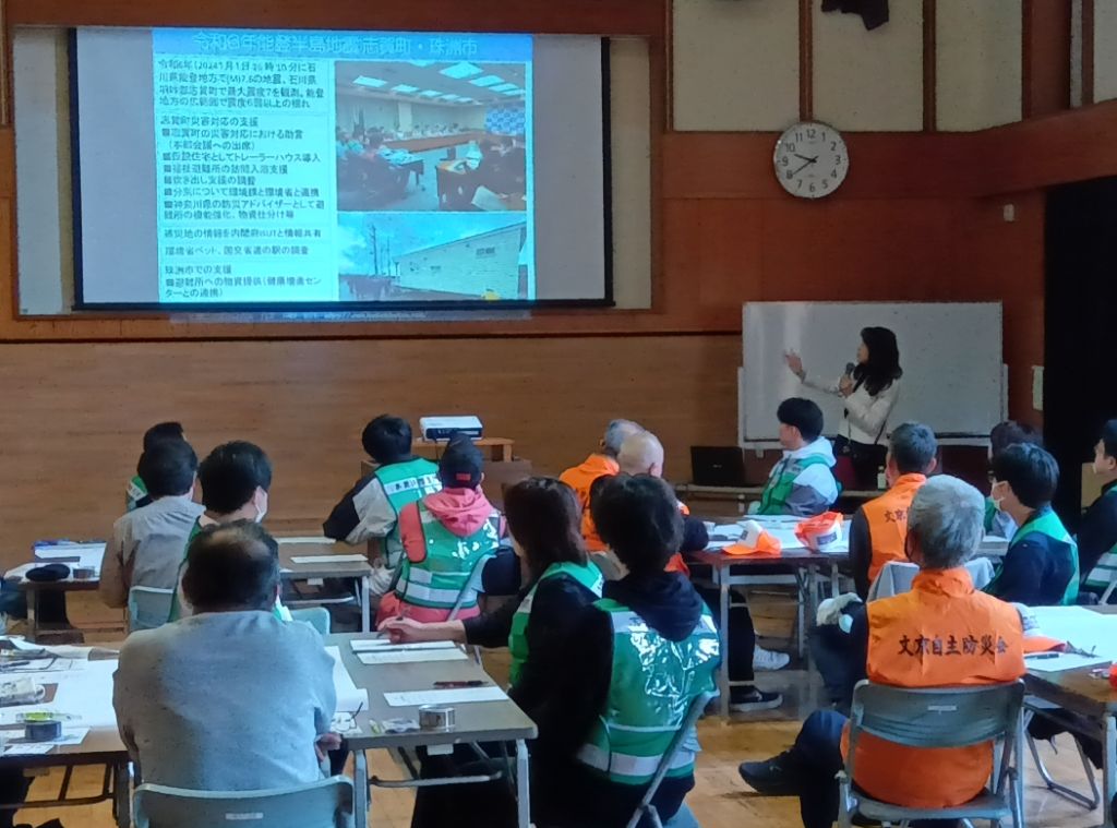訓練に参加した職員と地域の方々が、国崎信江氏の防災講話を聴いている様子