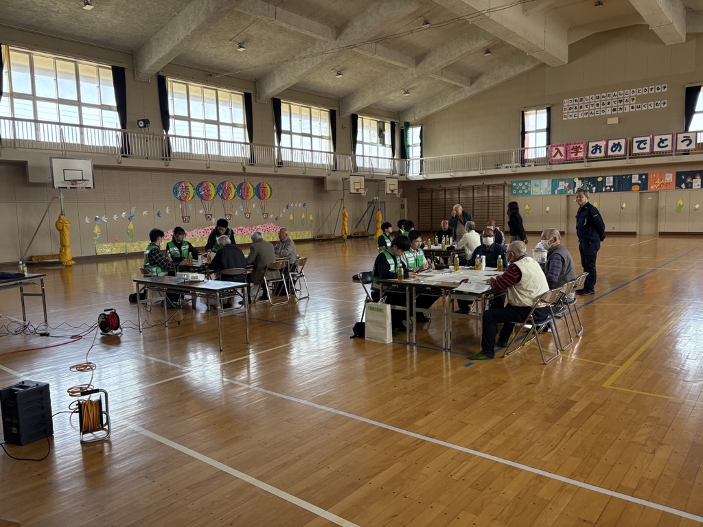 市の職員と地域の方々で避難所開設ワークショップに取り組んでいる様子