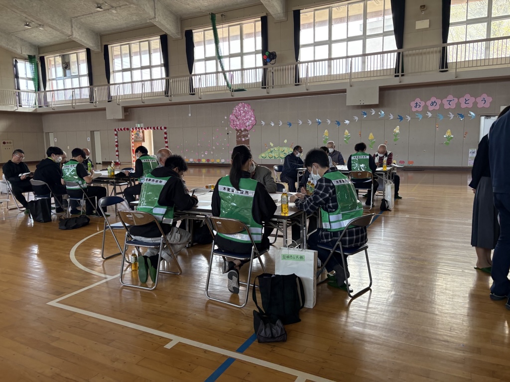 市の職員と地域の方々で避難所開設ワークショップに取り組んでいる様子
