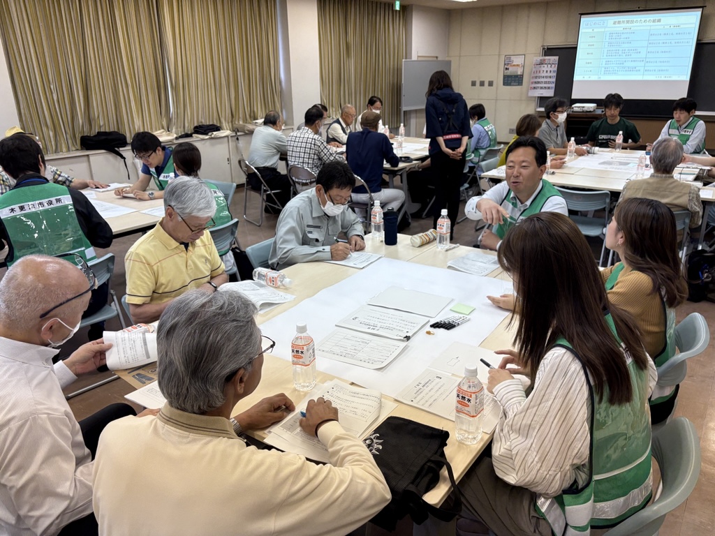 市の職員とまちづくり協議会のみなさんがそれぞれの避難所のブースでワークショップを行っている様子