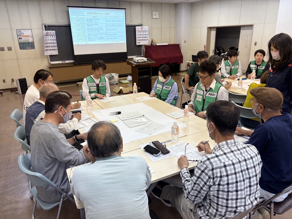 講師の国崎信江さんが一つのグループに対してワークショップのアドバイスをしている様子