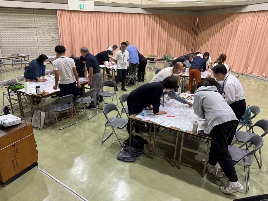 会議室の中で7名ほどが4つのグループに分かれグループワークを実施している様子