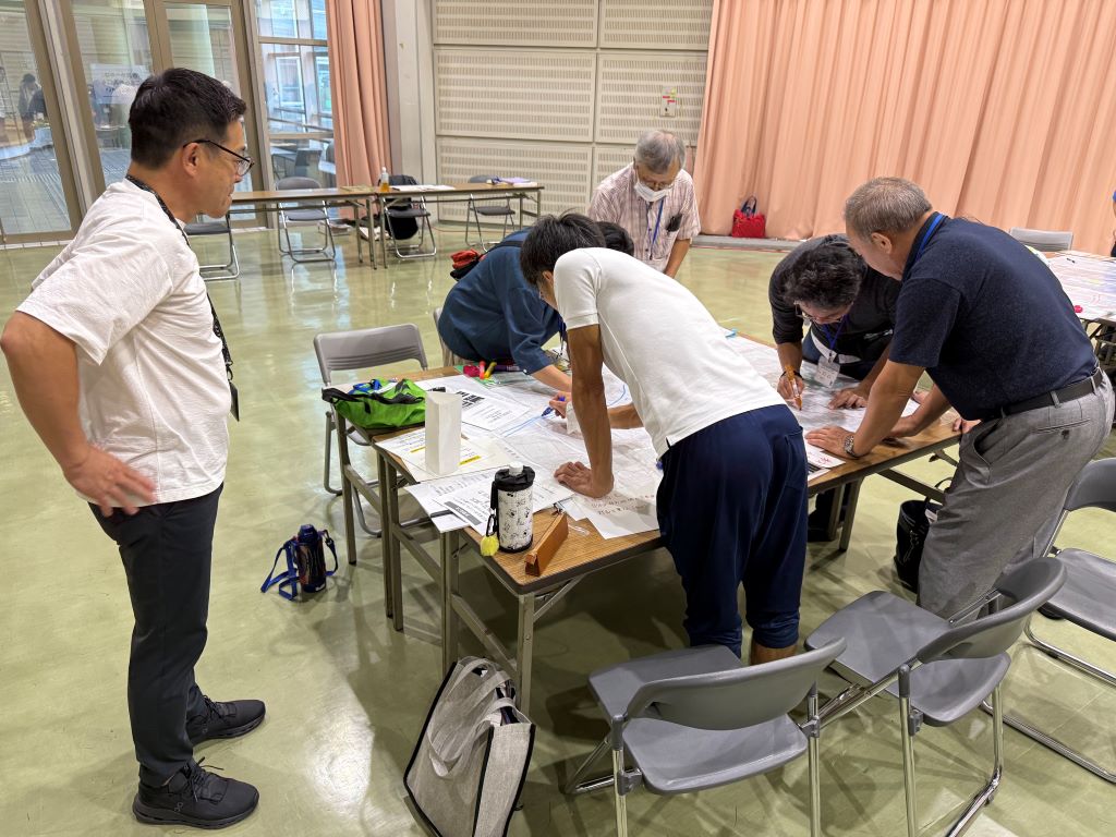 講師を交えグループワークを実施している様子