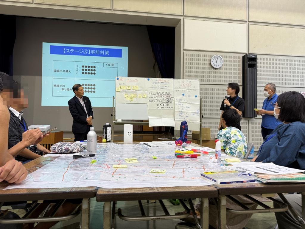 グループワークの結果をグループごとに発表している様子