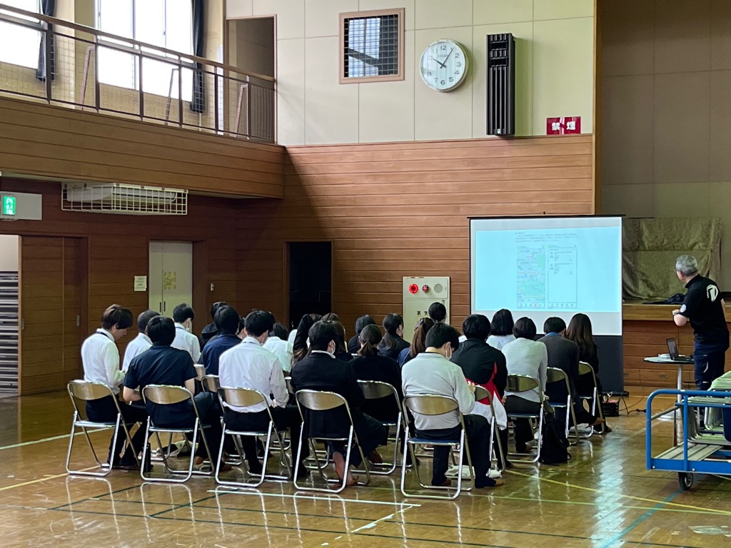 清見台公民館に避難所開設職員が集まり、まず訓練のレクチャーを受けている様子