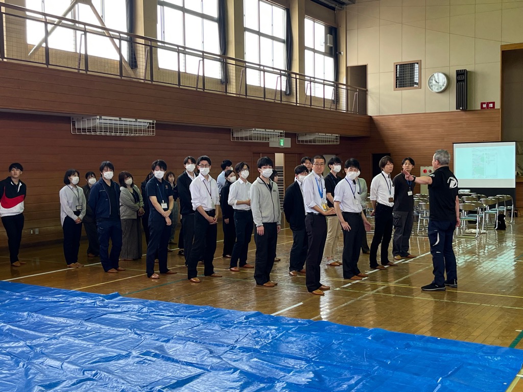 避難所開設の実習訓練のためのグループ分けを行っている様子