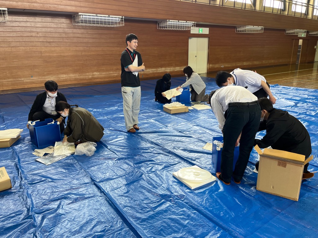 市の職員が避難所用の簡易トイレを組み立てている様子