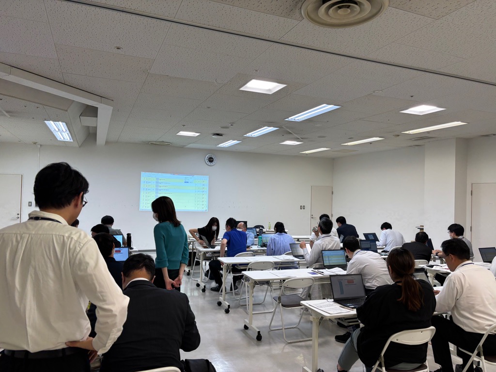 市役所の職員が災害ネット等の情報共有システムの使い方についてお互いに確認している様子