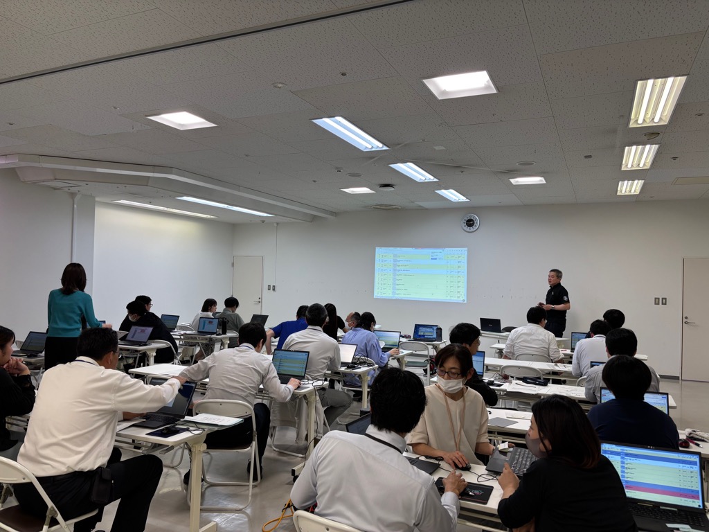 会議室に職員が集まり、災害ネット等の情報共有システムの研修を受けている様子