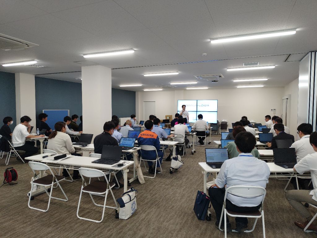 会議室に職員が集まり、災害用システムの運用方法の研修を受けている様子