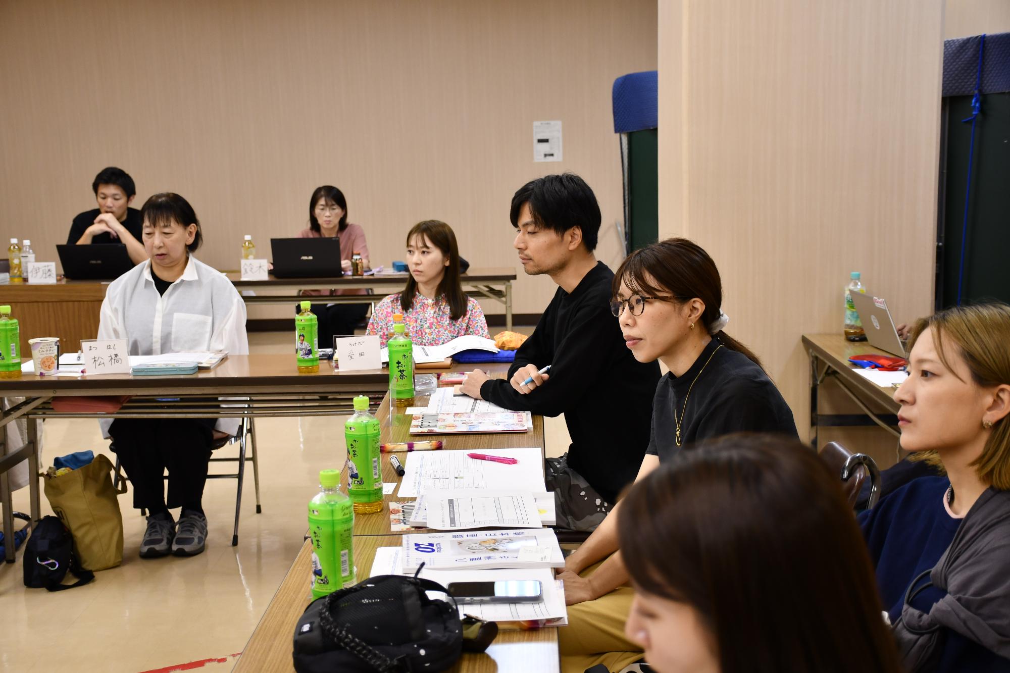 市民ライターが講師の話を聞いている様子