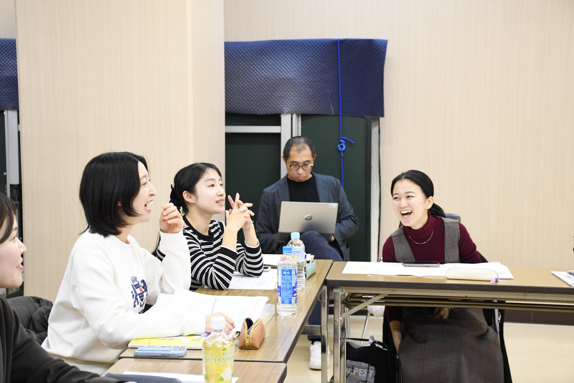 発表を聞いている市民ライター3名が笑いあっている様子