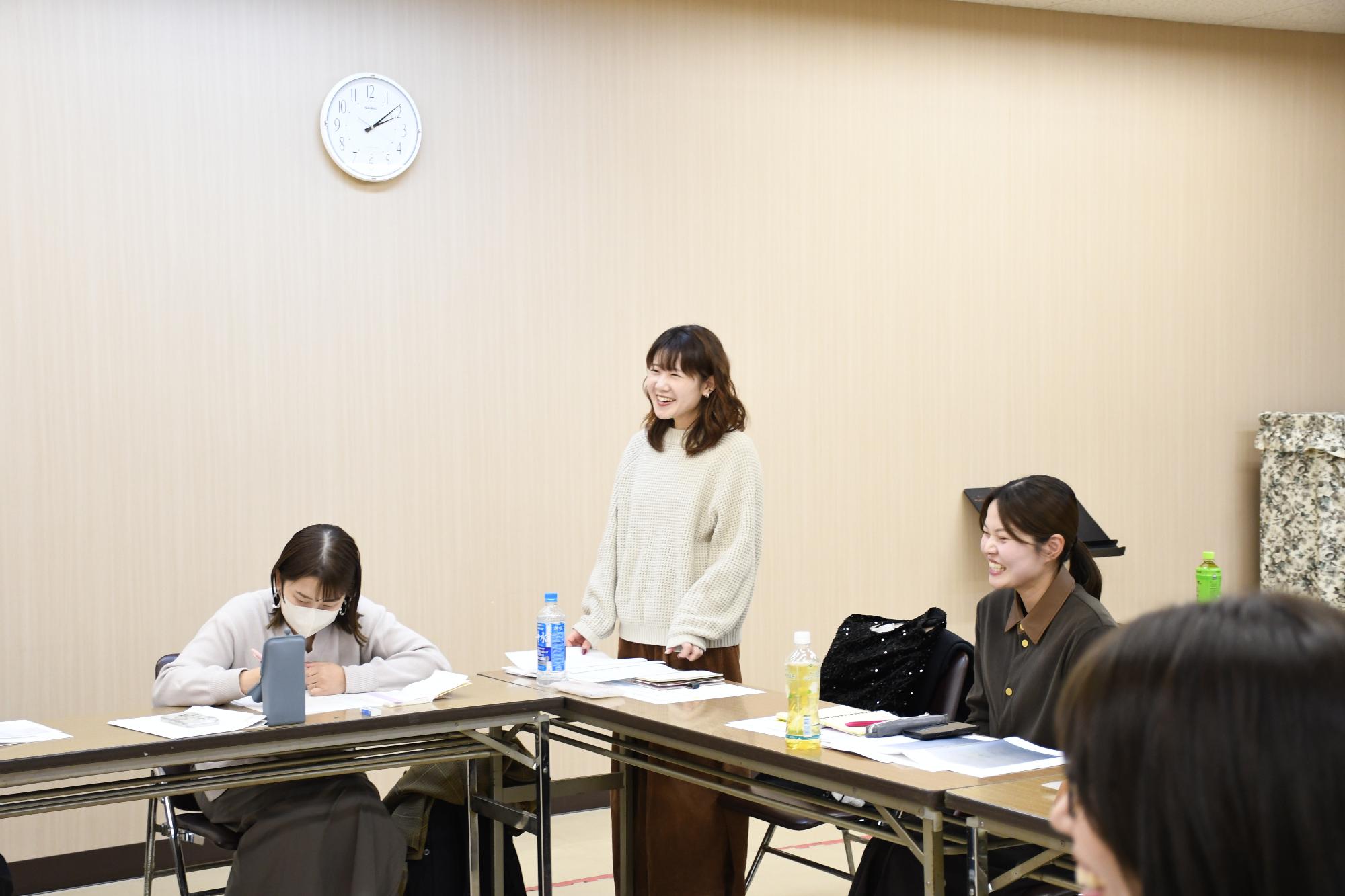 市民ライターが3名おり、真ん中は立って発表をしていて、両端は座って発表を聞いている様子