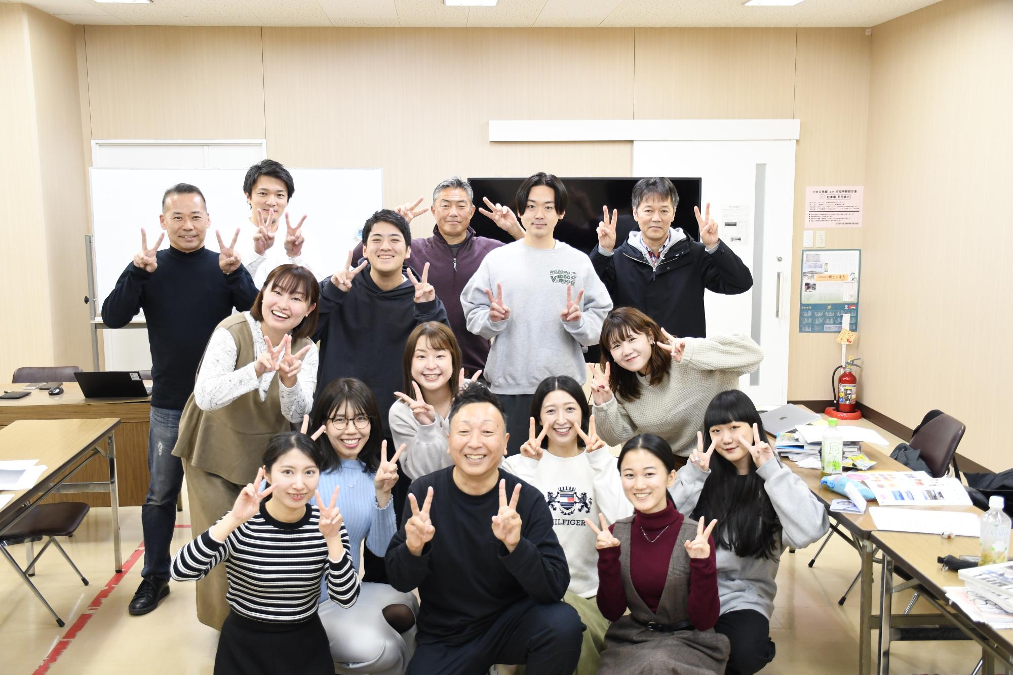 市民ライターと講師と市長の集合写真