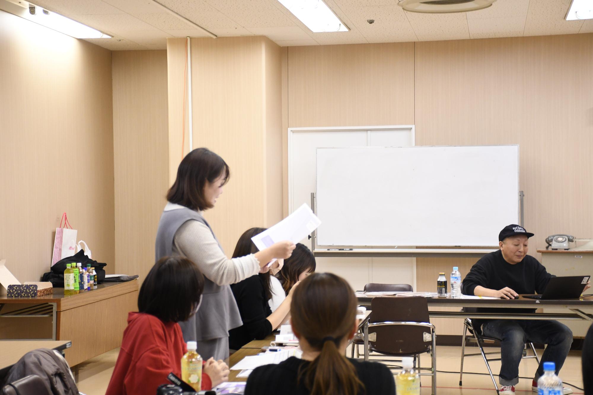 市民ライターが立って発表している様子