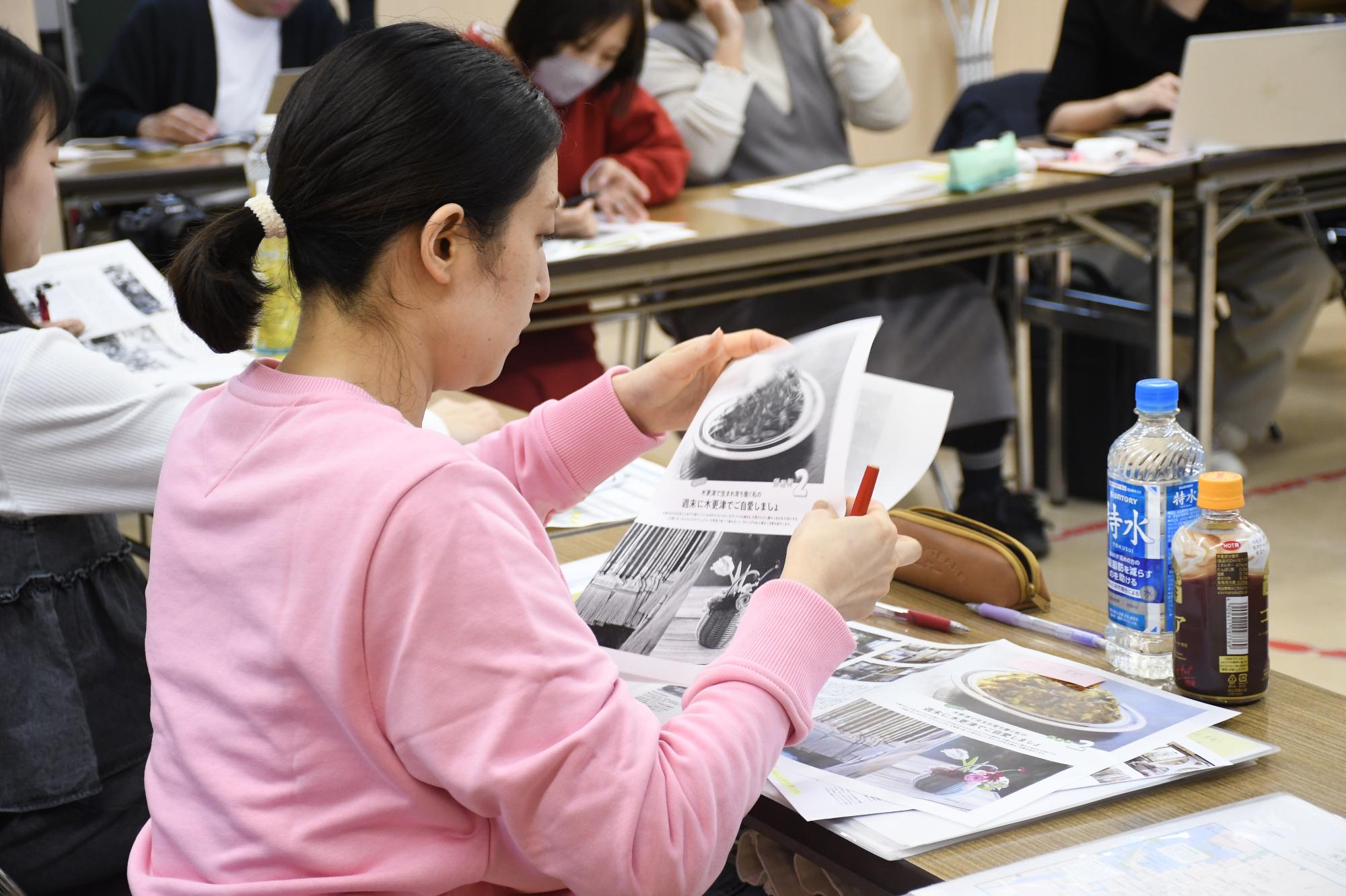市民ライターが原稿を手にもっている様子