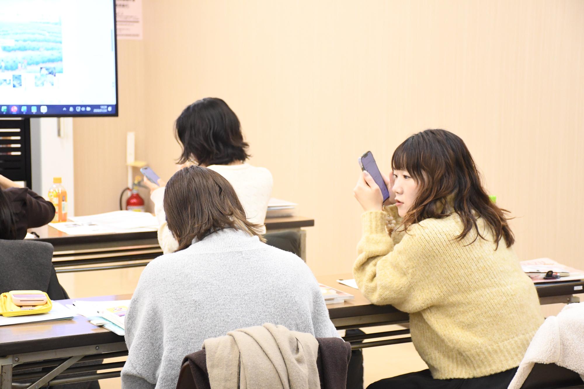 市民ライター2名が話し合っている様子