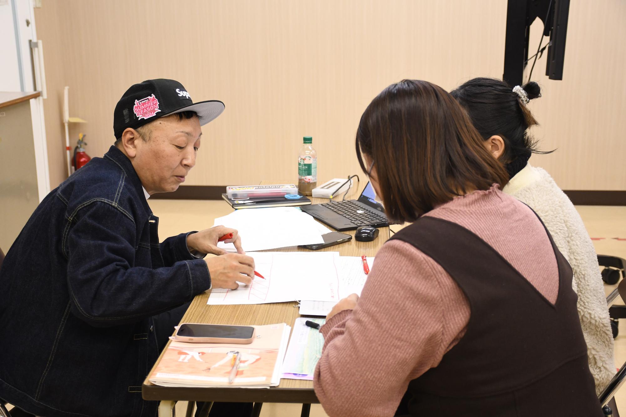 市民ライター2名が講師から教えてもらっている様子