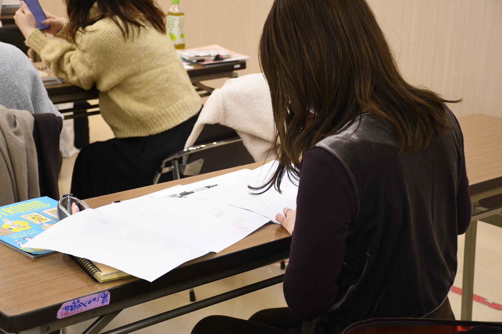 市民ライターが机に向かって作業している様子