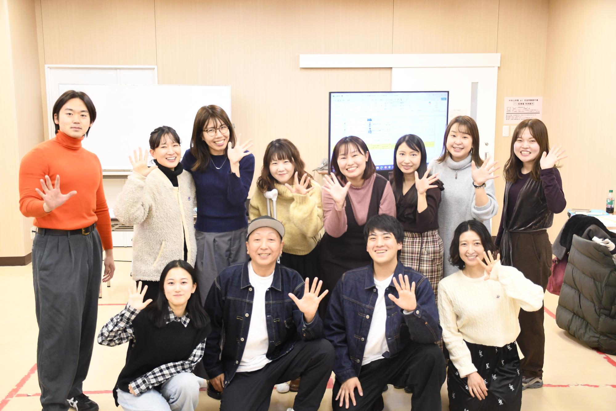 市民ライター11名と講師との集合写真