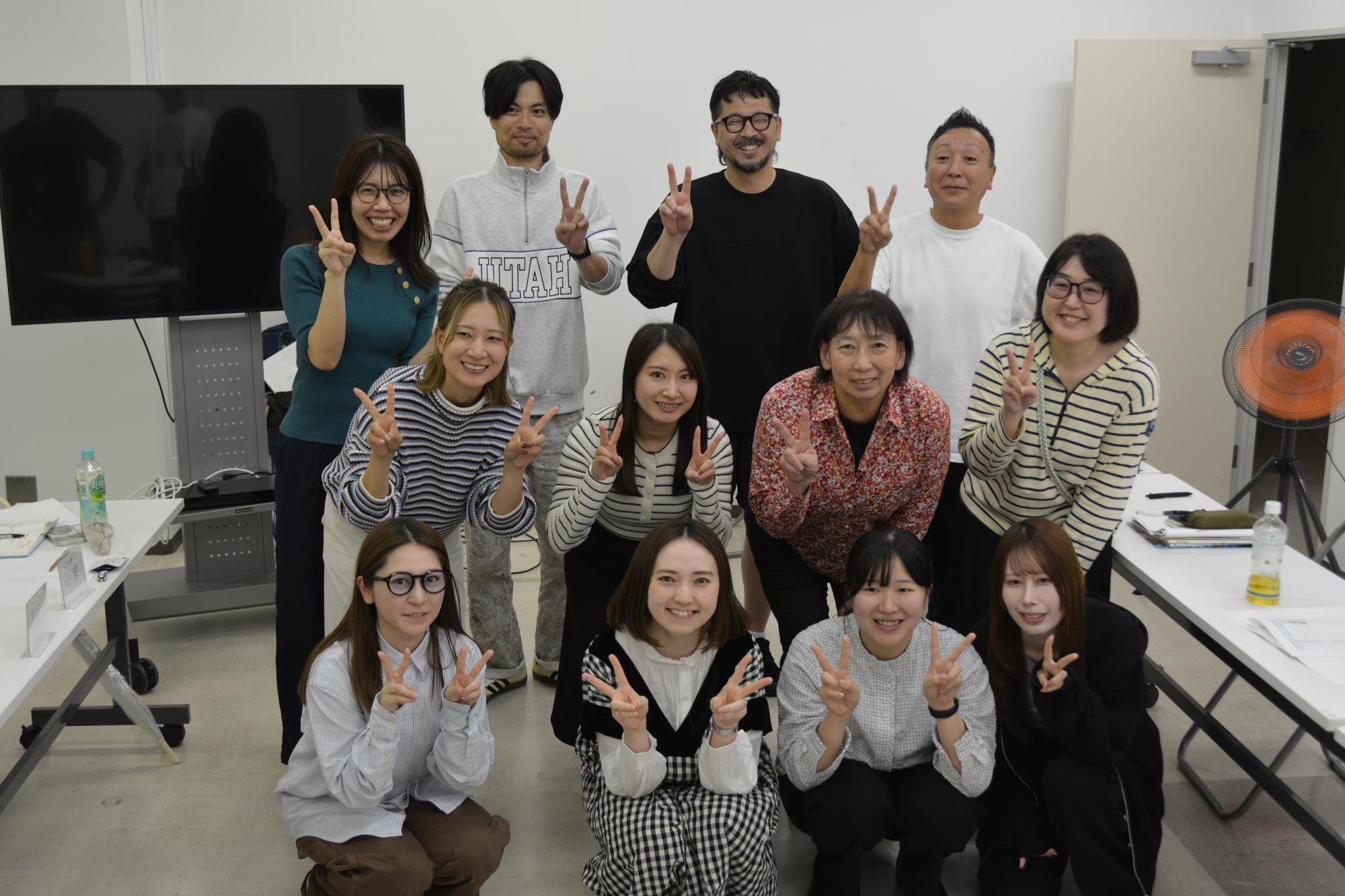 市民ライターのみなさんが笑顔でピースをしている集合写真