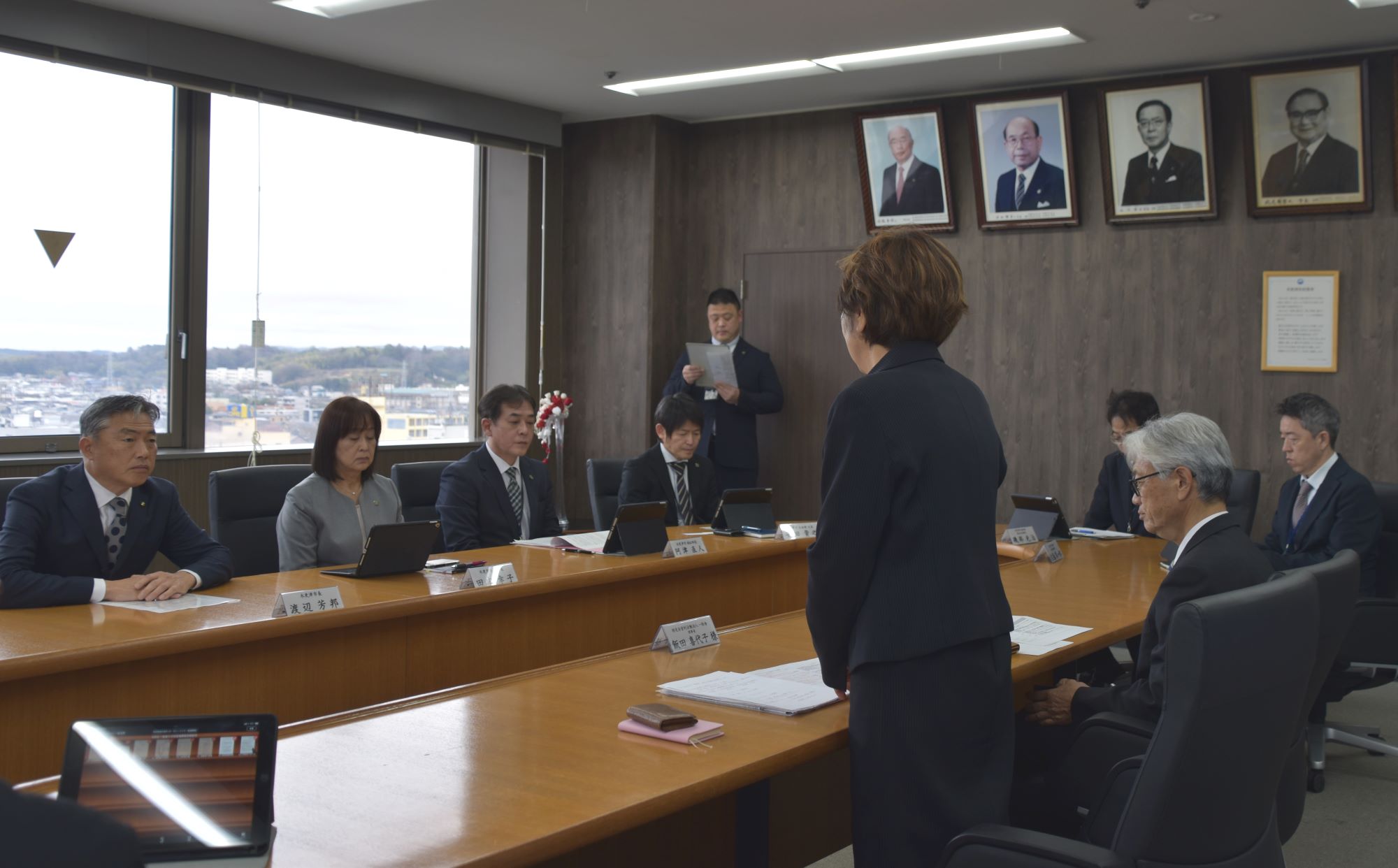 挨拶をする飯田理事長