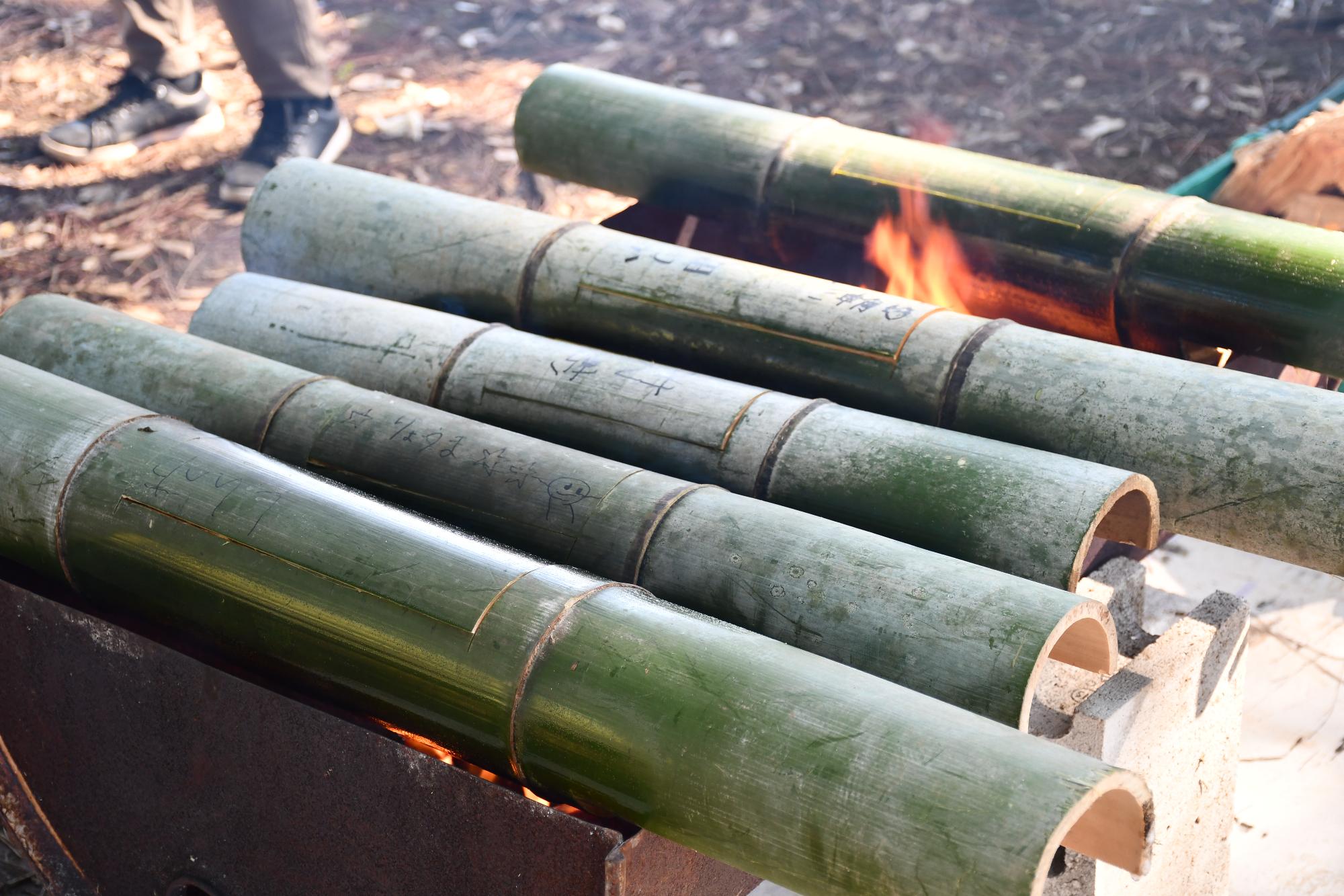 竹を飯盒にご飯を炊く
