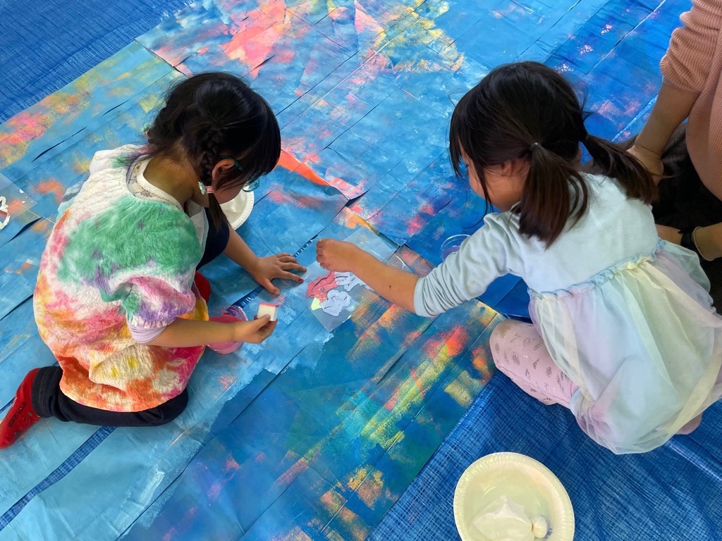 子ども二人が階段アートを制作している様子