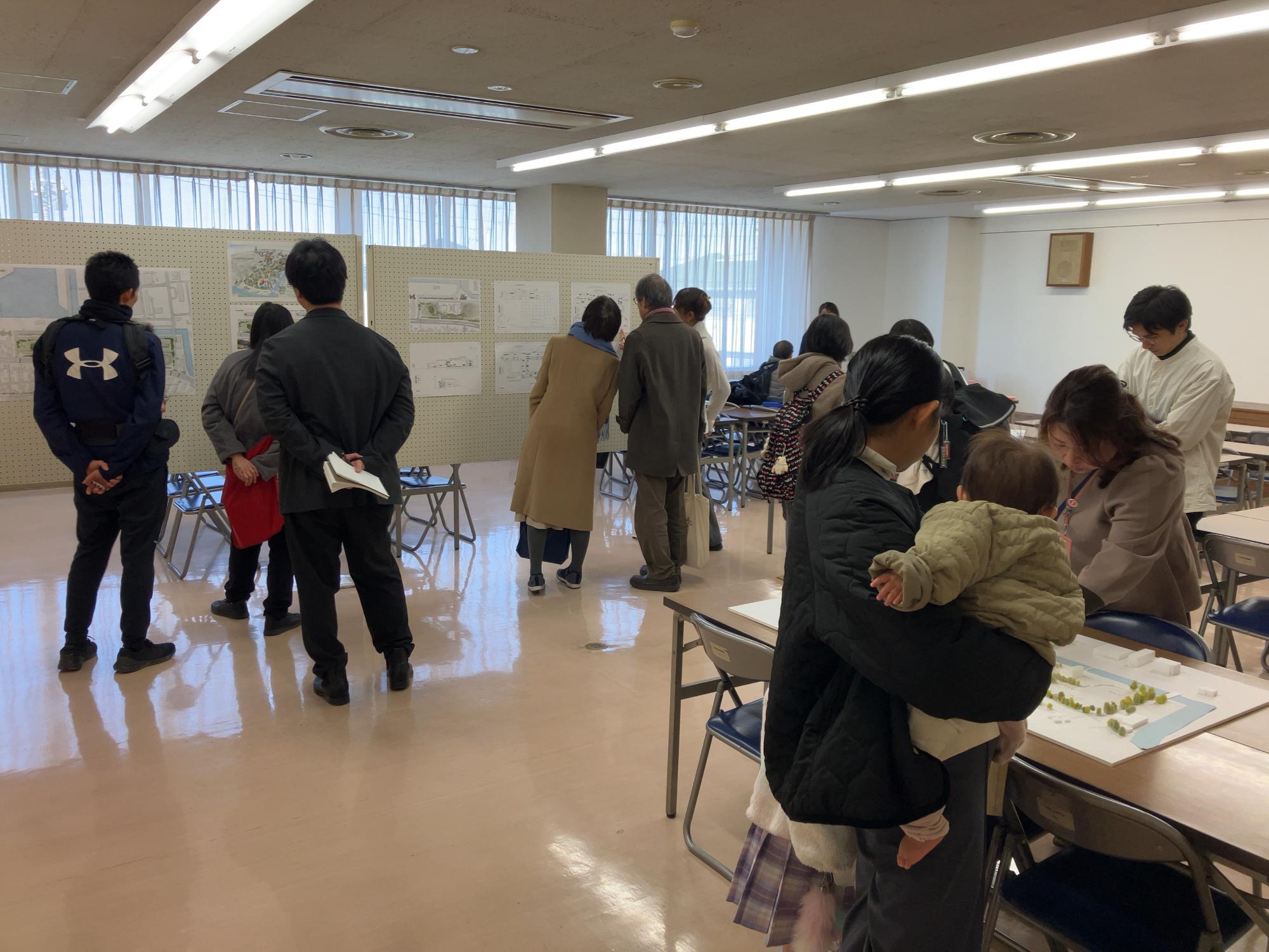 図書館での説明会の様子