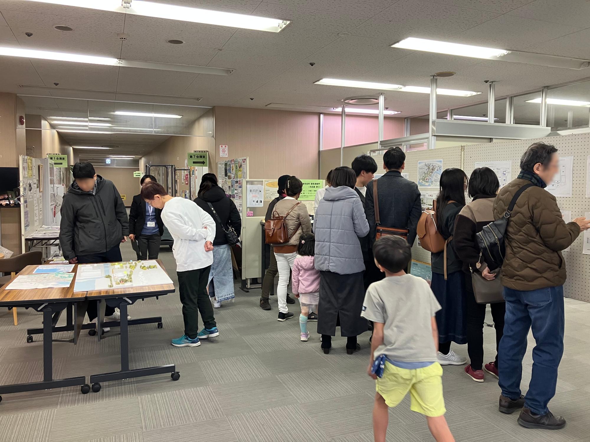 公民館での説明会の様子