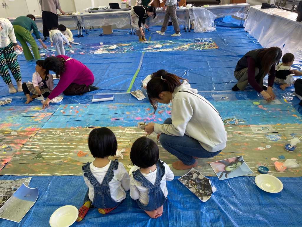 親子で階段アートび制作をしている様子