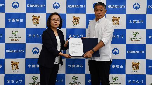 木更津市宿泊税検討委員会の五十嵐委員長から答申書の手交を受ける渡辺市長