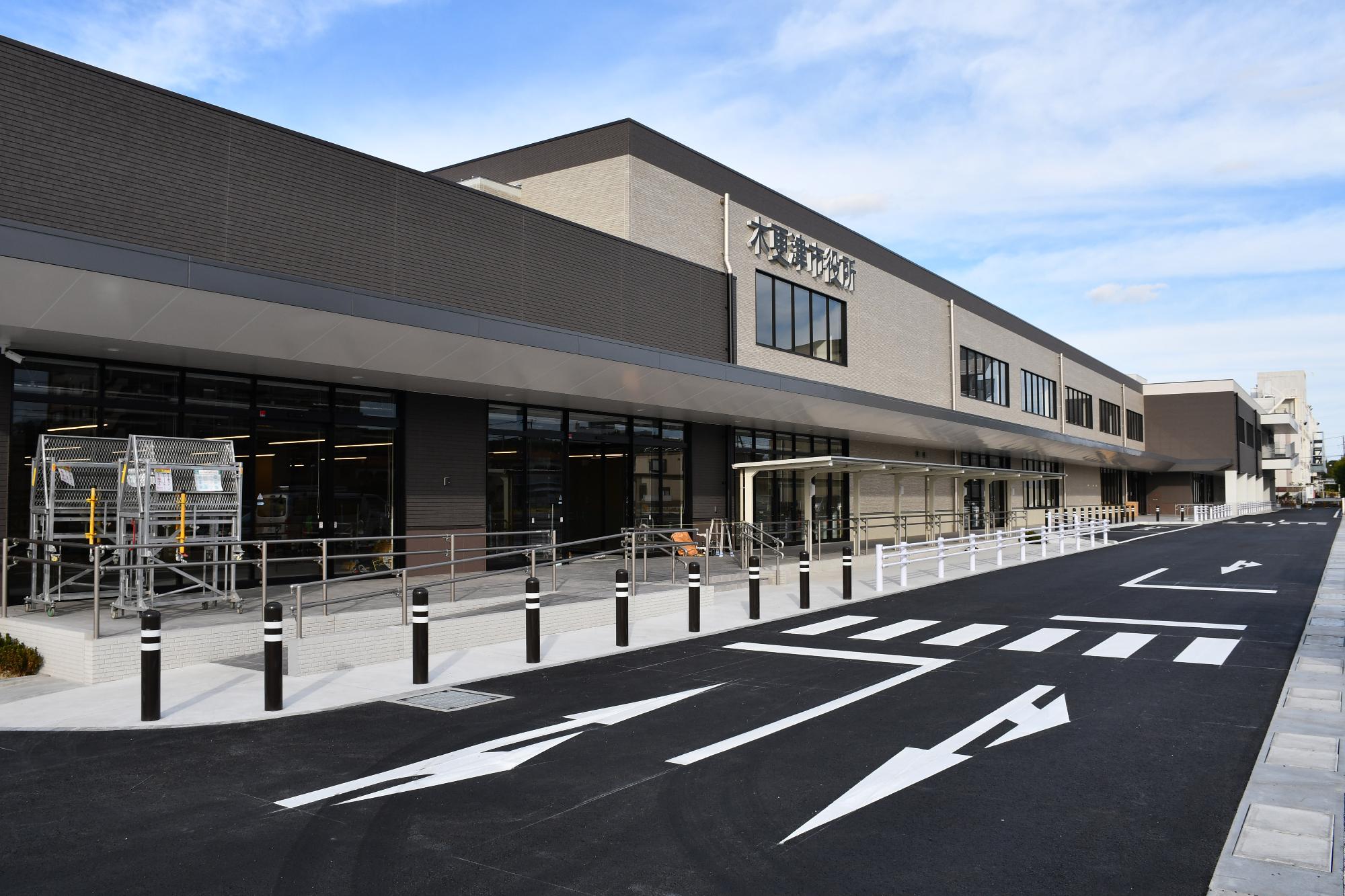 2階建ての建物上部に木更津市役所と書かれており、東西に長く続く朝日庁舎の外観写真