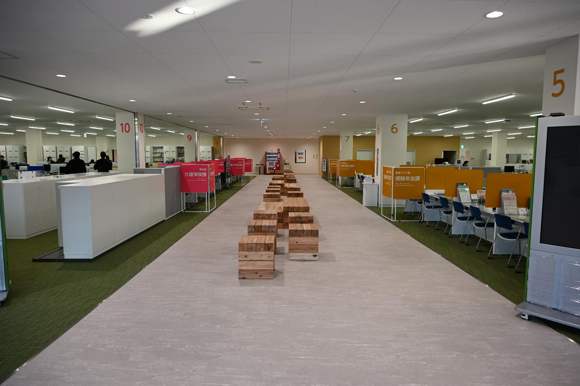 朝日庁舎の中央通路に並んだ地域産木製家具