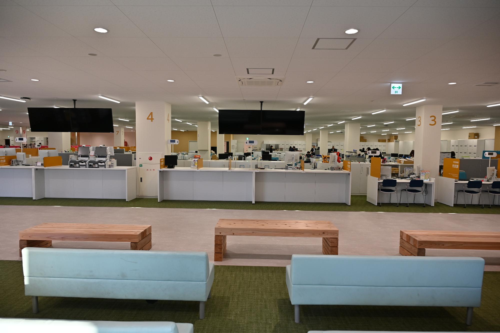 朝日庁舎市民課受付前に並んだ地域産木製家具