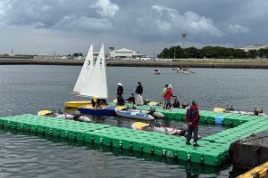 港で小型ヨットの体験乗船会が行われている写真