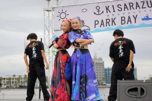 屋外ステージで木更津ふるさと応援団のC-Styleがパフォーマンスをしている写真