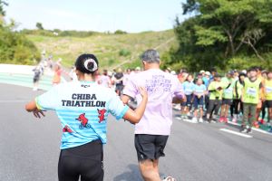 市長がたすきを受け取っている様子の写真