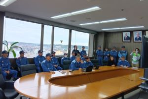 市長・副市長・教育長や関係職員がオンライン会議を通じて各避難所や地域の訓練の様子を確認している写真