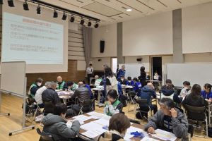 金田地域交流センターで実施した地域訓練で各グループが資料を使って話し合っている写真
