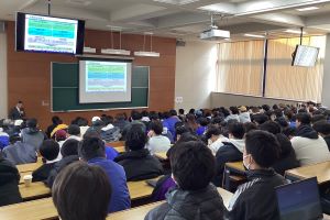 教場の演台に渡辺市長が立ち講演を行っている写真