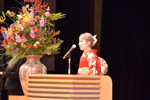 二十歳を祝う会実行委員長から市長に二十歳代表者誓いの言葉を渡す様子の写真