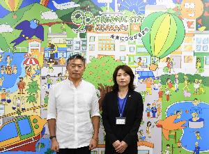 市長と新副市長が並んで立っている写真