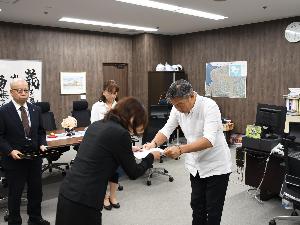 新副市長の辞令交付式の写真