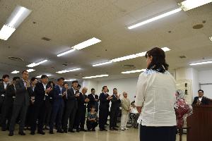 副市長の退任式が行われている写真