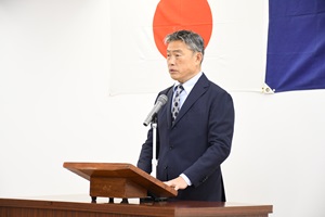 演台に立ち、マイクに向かって話をしている渡辺市長の写真